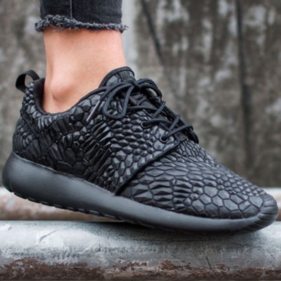 triple black nike roshe